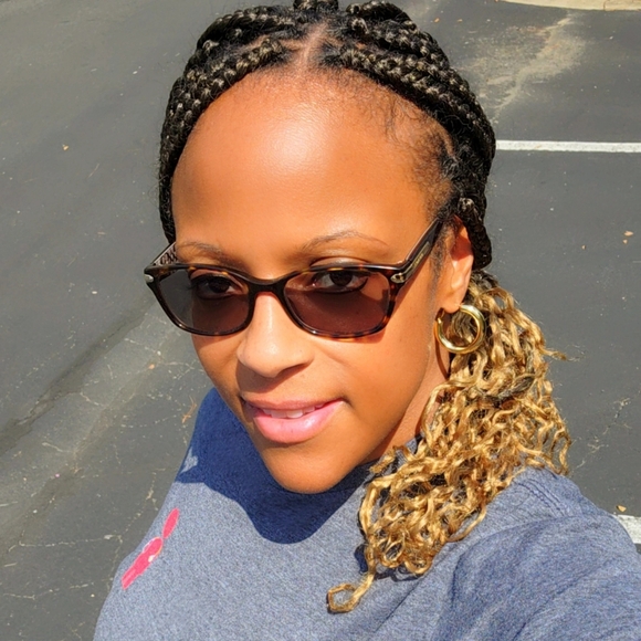 Meet your Posher, Jami!! - Picture 1 of 4